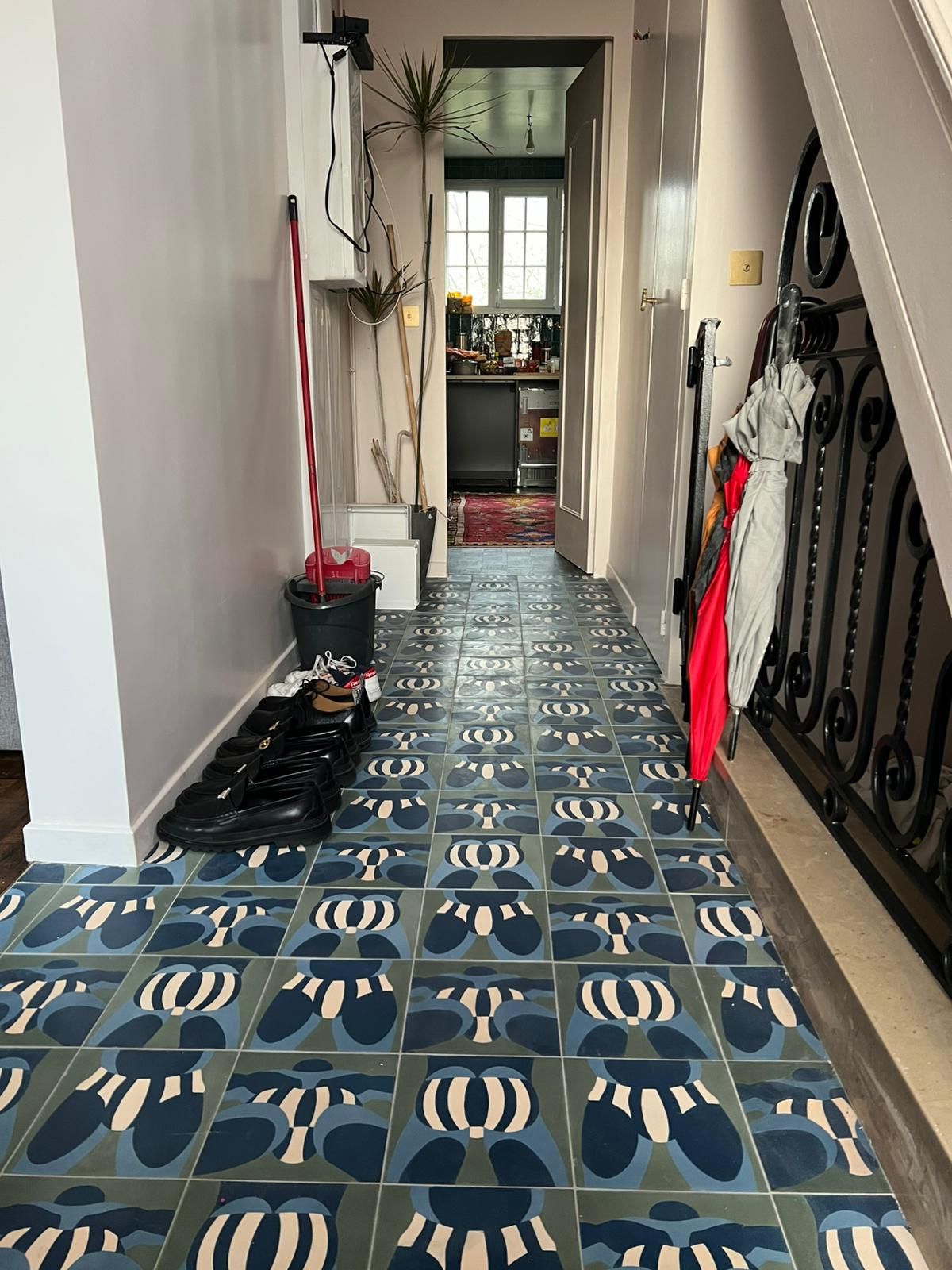 Sol en carreaux de ciment dans une entrée d'immeuble haussmannien