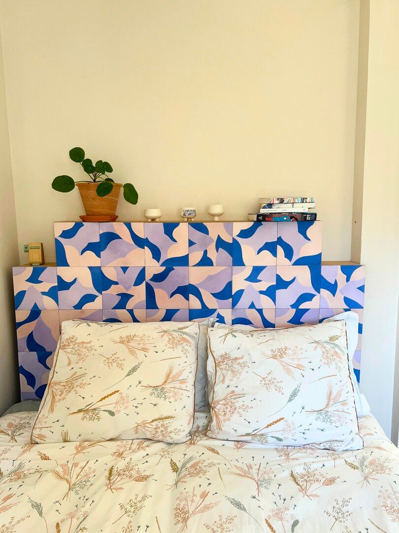 Tête de lit en carreaux de ciment dans une chambre