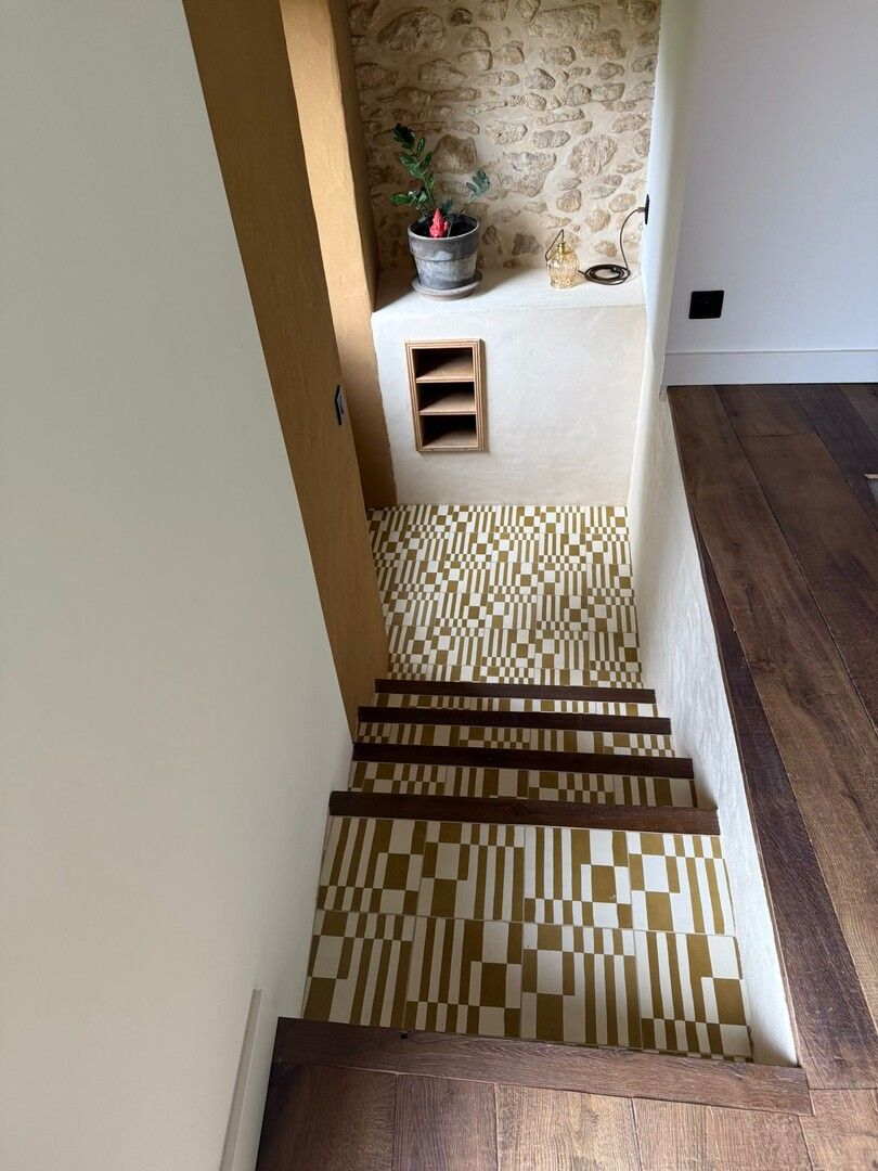 Escalier habillé de carreaux de ciment avec nez de marche métallique